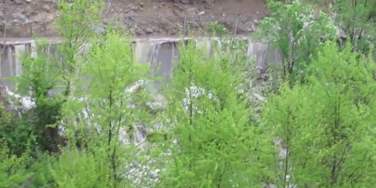 La crescuda del Segre desborda un canal del Pont de Bar