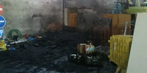 Un incendi calcina fusta en un magatzem municipal d'Oliana