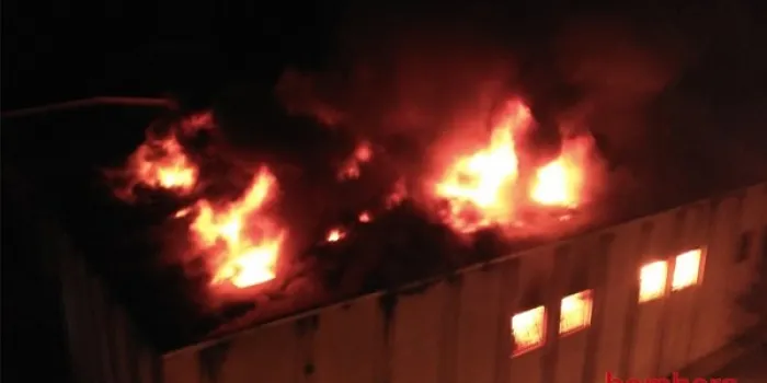 Crema una nau de productes químics a Arenys de Munt