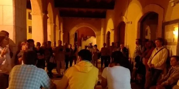 Una quarantena de persones participen al Ple Popular convocat per L’EINA en protesta de la suspensió de la sessió ordinària