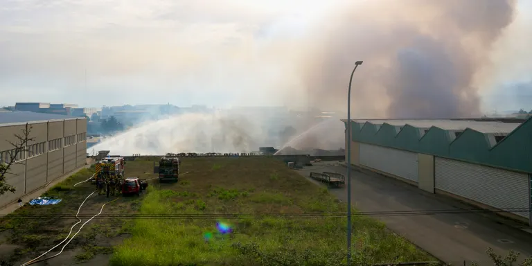 Controlat l'incendi en una empresa que emmagatzemava matèries perilloses a Polinyà
