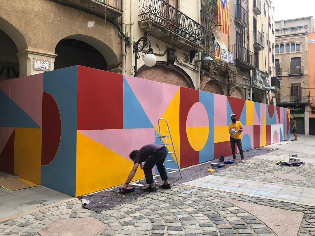 Dos artistes vallencs pinten un mural a la plaça de l’Oli
