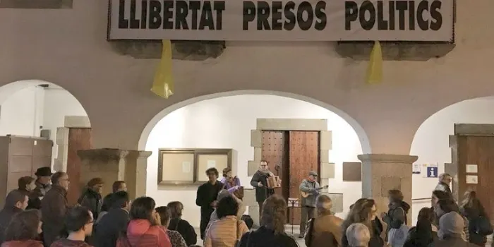 Músics Arenys ja fa un mes que interpreten diàriament el Cant dels Ocells a la plaça de l'Ajuntament