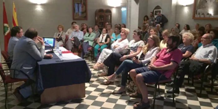 La Sala Noble del Calisay s'omple en la reunió per parlar dels refugiats sirians