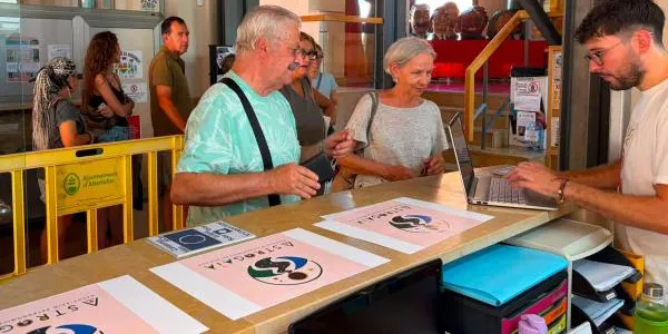 Bona resposta de la ciutadania per fer-se amb les ulleres homologades que reparteix l’Ajuntament d’Altafulla aquesta setmana