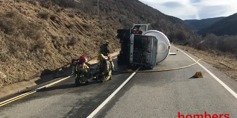 Un camió de gas propà bolca a la carretera GI-4082 a Alp