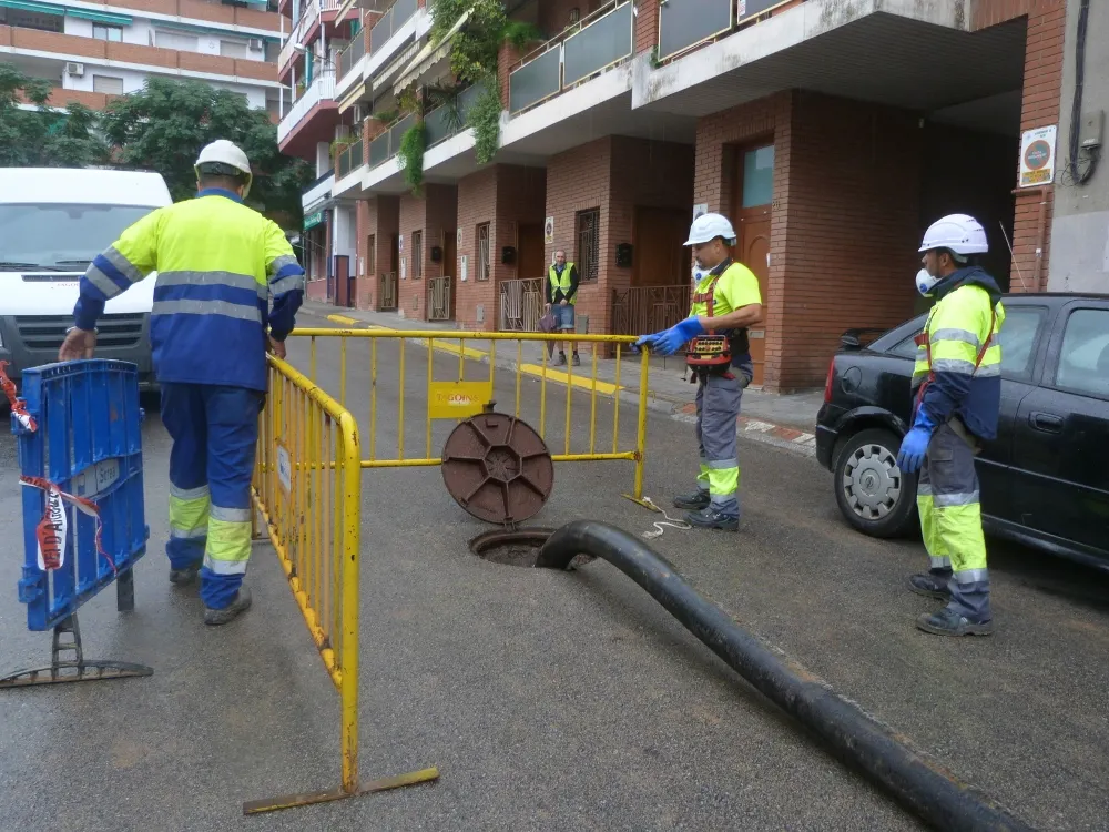 Els operaris treballant en la reparació