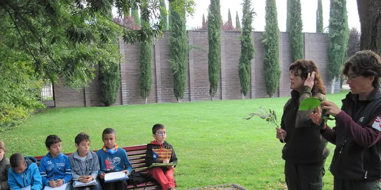 L'Escola de Castellciutat coneix els arbres i arbustos del Parc del Valira