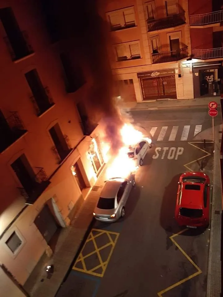 Dos vehicles són cremats al carrer del Teatre de Valls