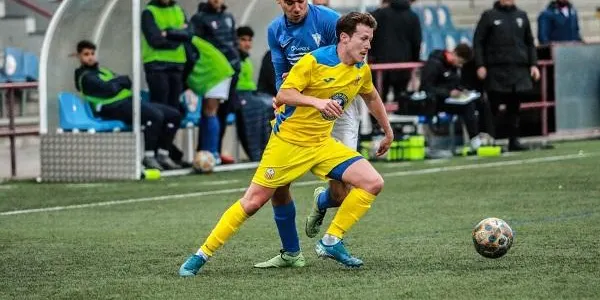Un Catllar amb 10 jugadors cau davant el Valls en l’inici de la Primera Catalana (2-1)