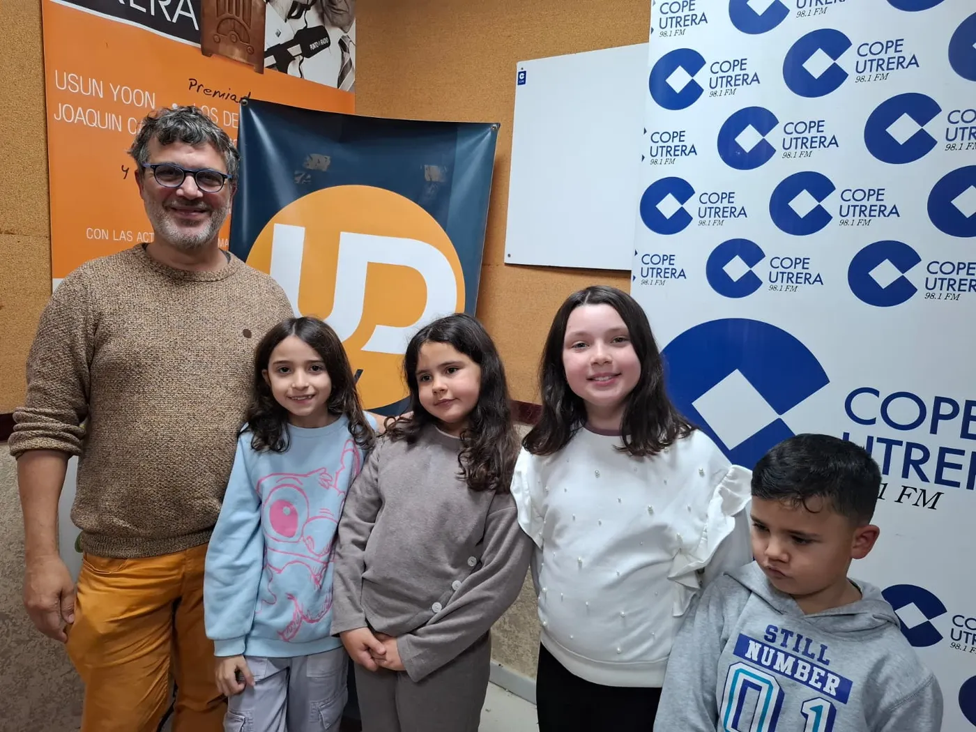 COPE Utrera celebró su programa especial de Navidad de la mano de Clínicas Dentalsiete
