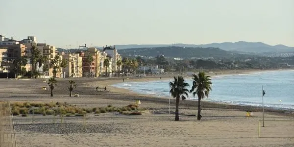 Ecologistes en Acció concedeix una bandera negra a la platja de la Paella de Torredembarra