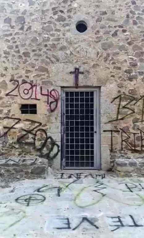 Uns desconeguts malmeten l'Ermita de Sant Andreu que tot just ara està en fase de restauració
