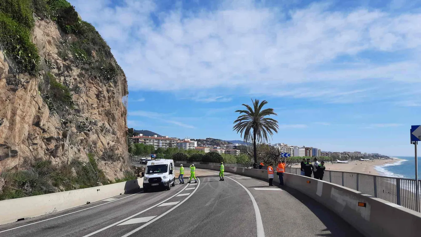 Un nou despreniment a l'N-II obliga a tallar la carretera a Calella