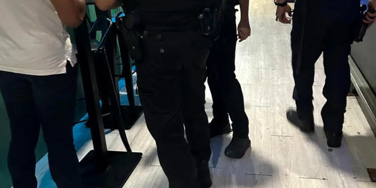 Cinc denunciats per tinença de drogues i un per dur una arma blanca en un dispositiu en un local d'oci de Tarragona