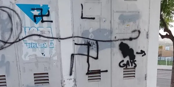 Apareixen unes pintades a l’entrada de l’Institut d’Altafulla