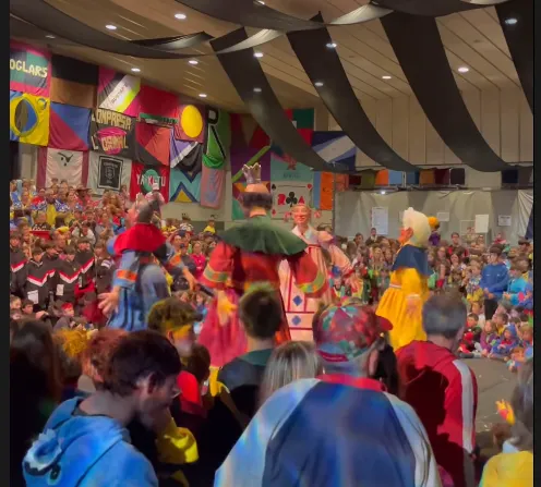 <strong>Un ball d'assaig amb la sala polivalent a vessar culmina el cap de setmana dels actes previs del Carnaval</strong>