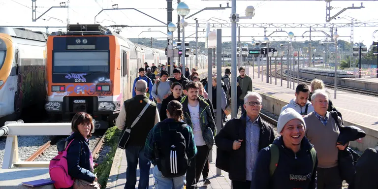 Nova jornada de problemes a les vies per la vaga i avaries