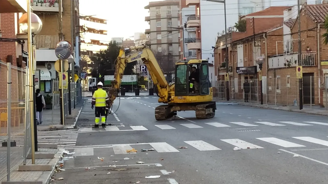 Les màquines comencen a foradar la calçada de la Rambla Jaume I