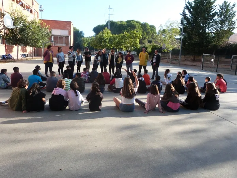 L'alcaldessa i el regidor d'Educació, al pati de l'Institut-escola Teresa Altet