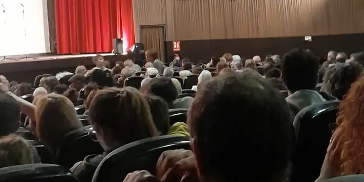 El pati de butaques del Cine Paris queda petit el dia de la seva reobertura