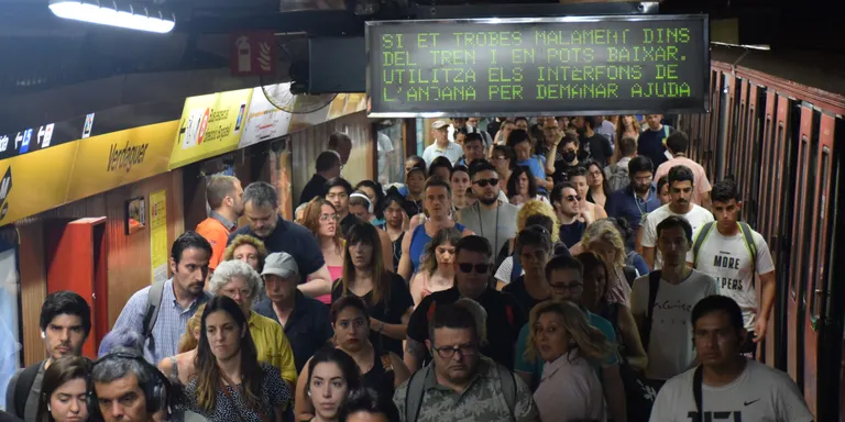 Resignació entre els usuaris de l'L4 el primer dia d'obres: "He hagut d'agafar quatre línies de metro pels talls"