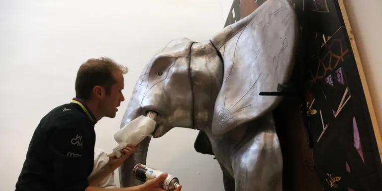 Lluc Crusellas instal·la un gran elefant de 100 quilos i 1,5 metres d’alçada al Museu de la Xocolata
