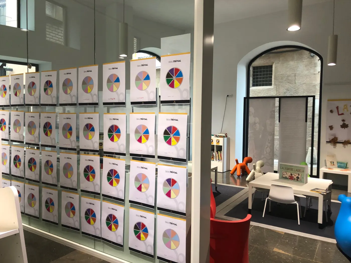 Una setantena d'infants participen a la primera edició del Bibliotrivial a la biblioteca durant l'estiu