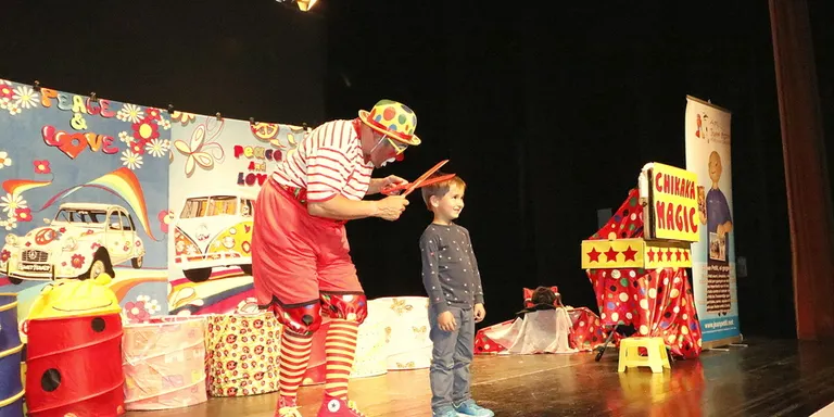 L’actuació del clown internacional Nanu Ferrari al Teatre de Blanes reuneix 1.500 € per la Fundació Joan Petit–Nens amb Càncer