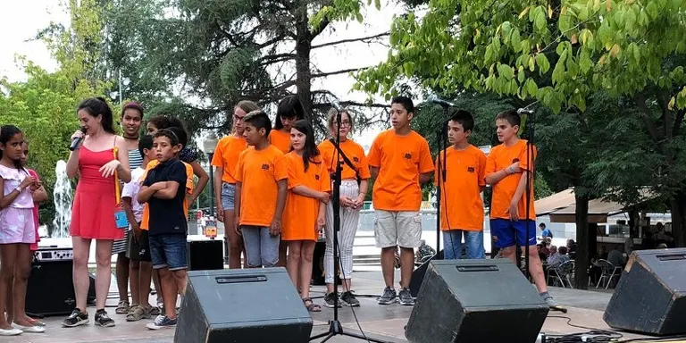 Rubí dona la benvinguda als infants sahrauís amb una festa a la plaça Pearson