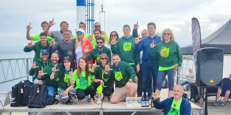 La solidaritat pren el protagonisme de Cambrils a la travessa Swim for ELA
