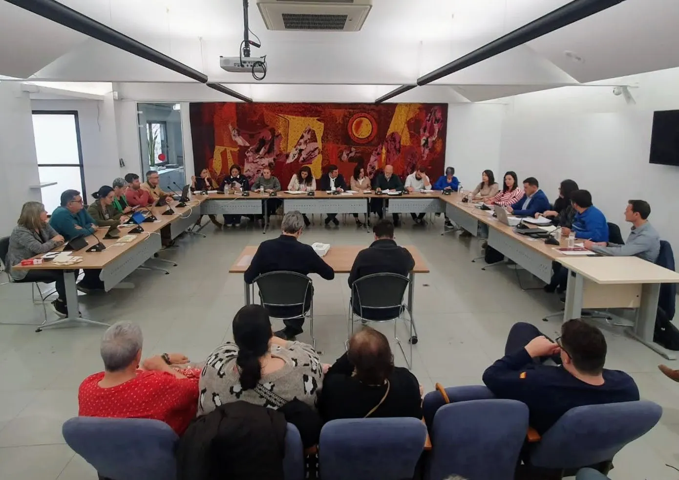 El ple de Pineda aprova per unanimitat una moció per fer possible la participació ciutadana als plens municipals