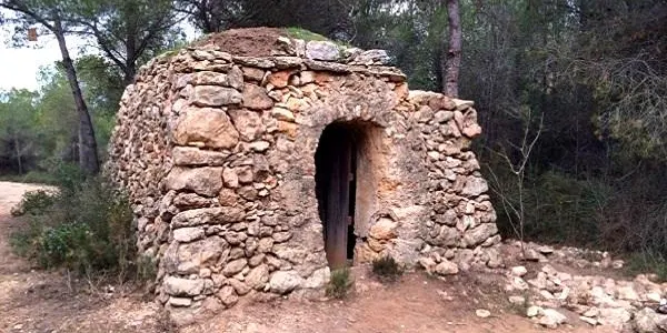 L’Associació Mediambiental La Sínia reprèn la conservació de construccions de pedra seca