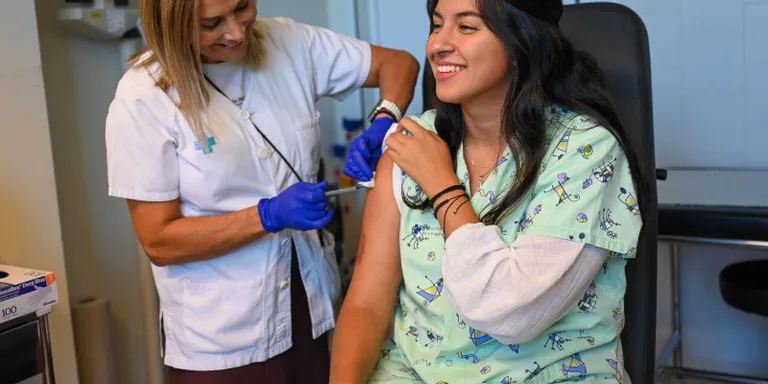 Arrenca la campanya de vacunació: a qui li toca la de la grip, COVID-19 o totes dues