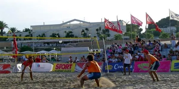 La platja de la Paella de Torredembarra acull la penúltima prova del Campionat de Catalunya de vòlei