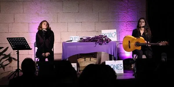 La Mirada Violeta fa un retrat de Maria Mercè Marçal i Montserrat Roig al Pati d’Armes del Castell d’Altafulla