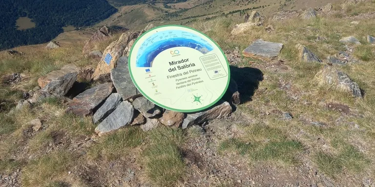 Camina Pirineus instal·la una taula panoràmica al cim del Salòria