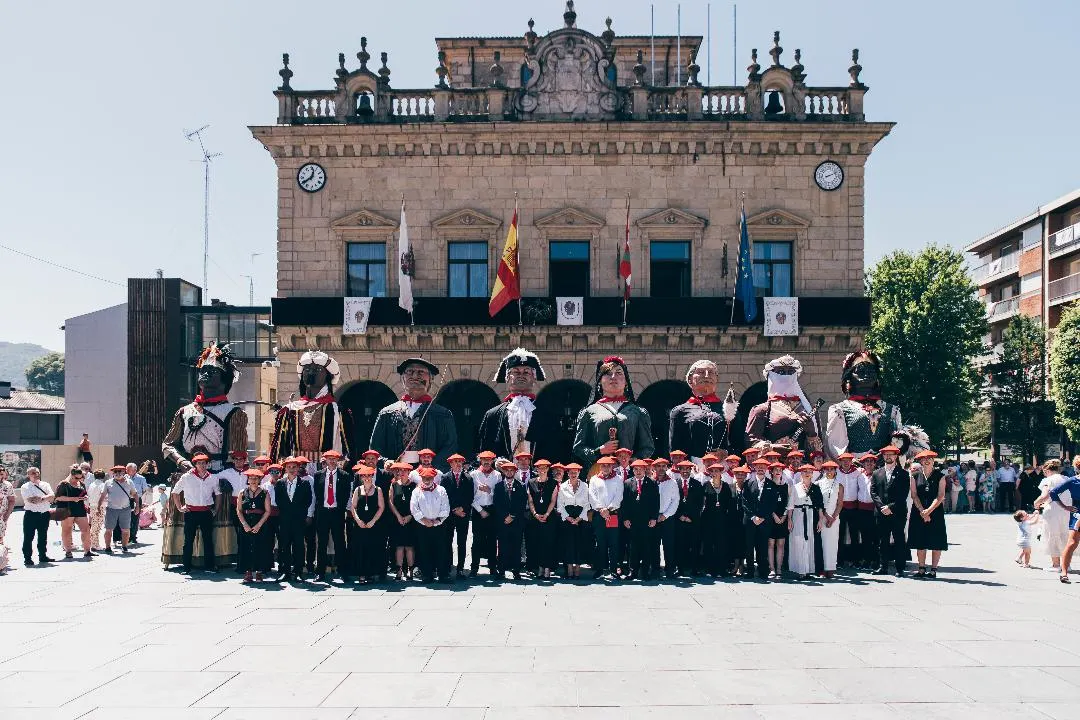 GIGANTES QUE NO SE RINDEN, IRUN CONSAGRA SU COMPARSA COMO PATRIMONIO CULTURAL
