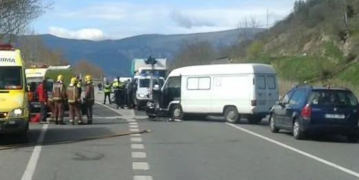 Tres ferits greus i un de lleu en un accident a la N-260, a la cruïlla del polígon de la Seu