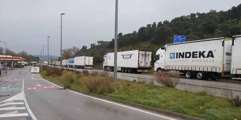 La Policia Local de la Jonquera denuncia que el municipi està col·lapsat pels camions i es queixa de falta de previsió
