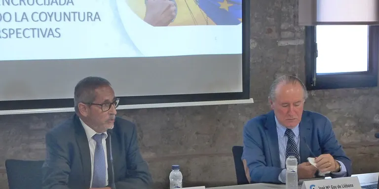 L'economista José Mª Gay de Liébana parla de l'economia mundial a Rubí
