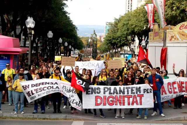 Més de 5.000 persones clamen per una educació pública a Tarragona