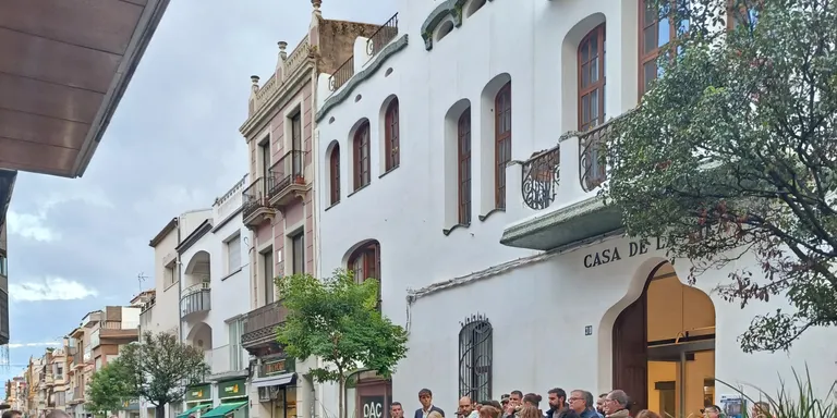 Més d'un centenar de persones participen en el minut de silenci per la mort de la veïna arrossegada per la riera