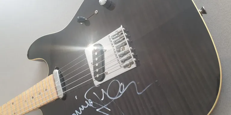 El Festival Internacional de Música de Cambrils sorteja una guitarra signada per Bonnie Tyler