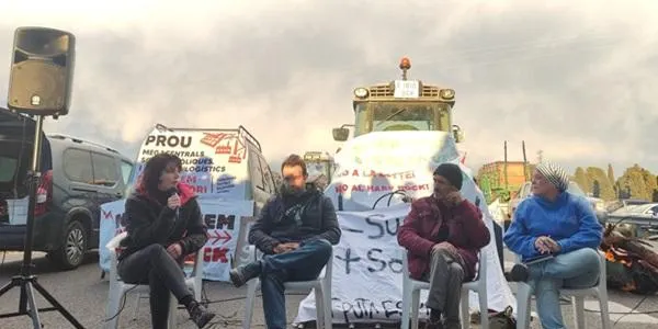 Un centenar de persones protesten contra els macroprojectes plantejats al Camp de Tarragona