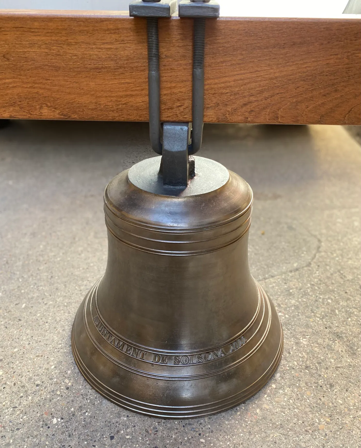 <strong>Solsona recupera tocs civils amb la instal·lació d'una quarta campana a la Torre de les Hores</strong>