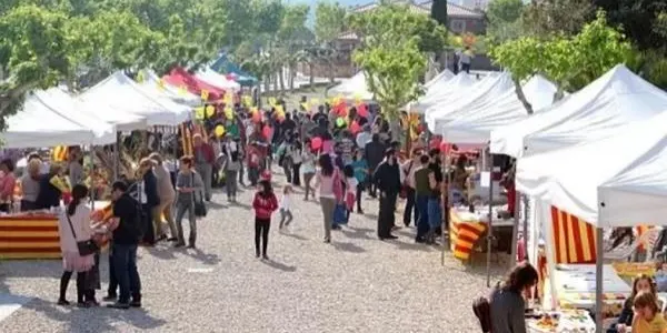 L’espai firal del carrer Marquès de Tamarit, a punt per acollir la Diada de Sant Jordi a Altafulla