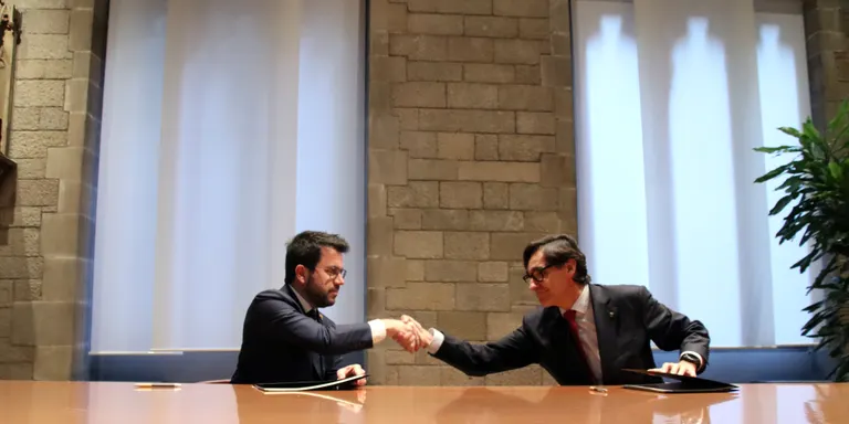 Aragonès i Illa rubriquen l'acord que permetrà l'aprovació dels pressupostos del Govern per al 2023