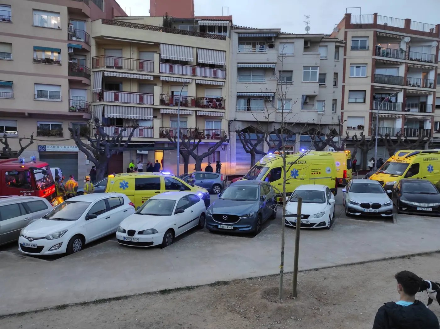 Un home d'uns 50 anys, hospitalitzat en caure pel celobert des d'un primer pis quan intentava entrar a casa seva, al Bugarai