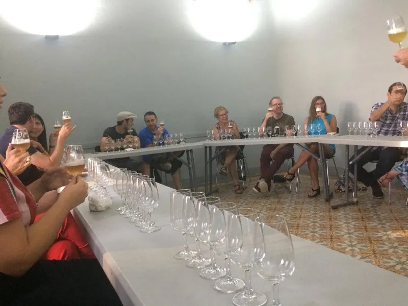 Una desena de persones participa en el tast de cerveses artesanes de l’Ateneu Municipal